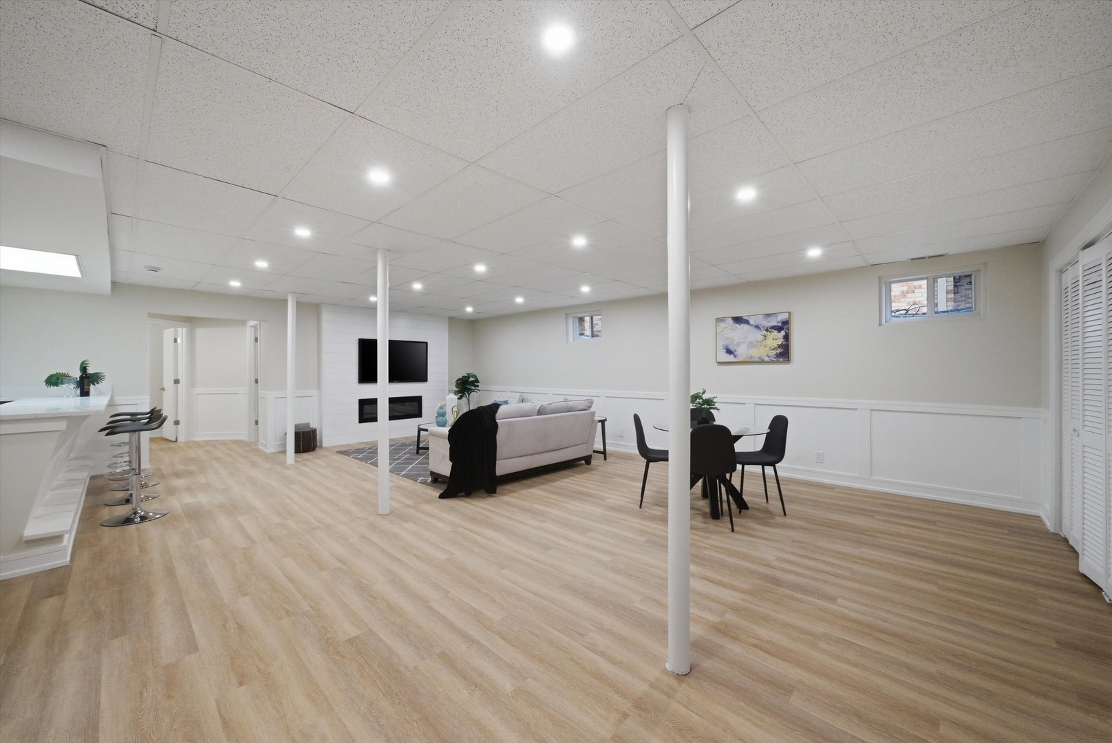 707 S Noah Terrace, Mount Prospect, IL 60056