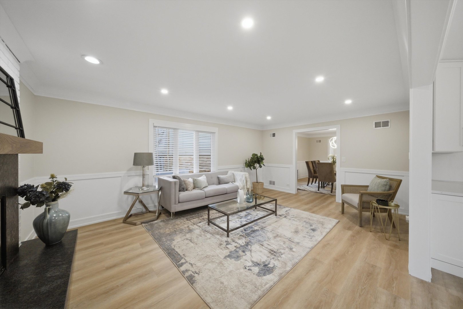 707 S Noah Terrace, Mount Prospect, IL 60056