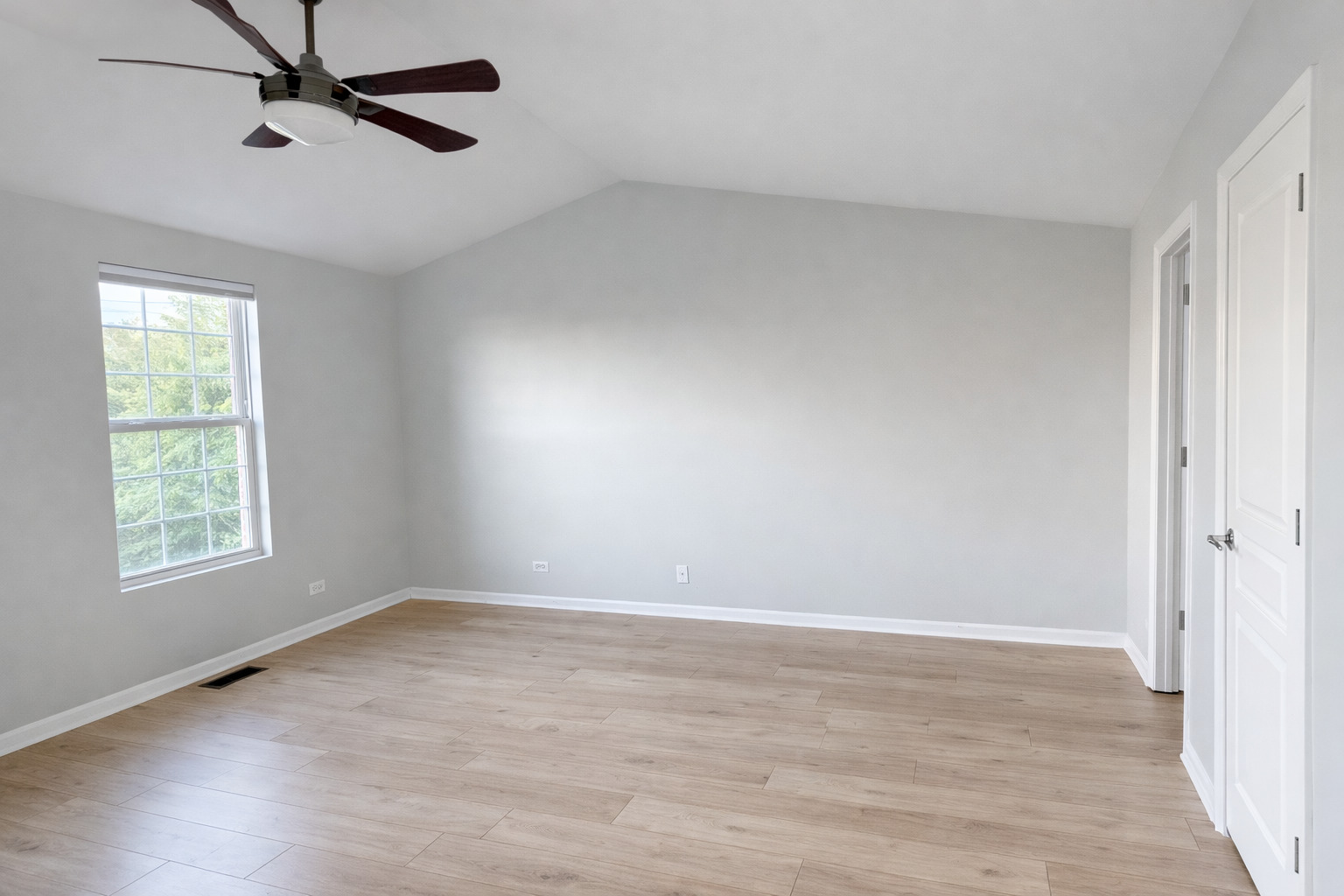 2303 Neubauer Circle, Lindenhurst, IL 60046