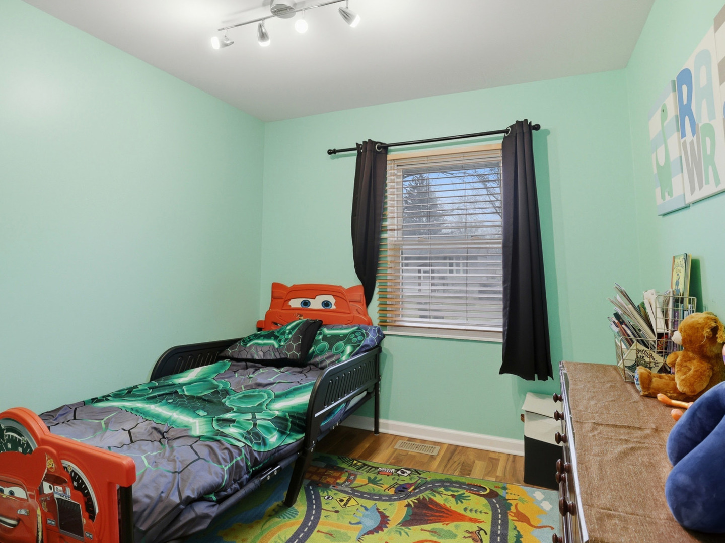 400 Country Lane, Streamwood, IL 60107