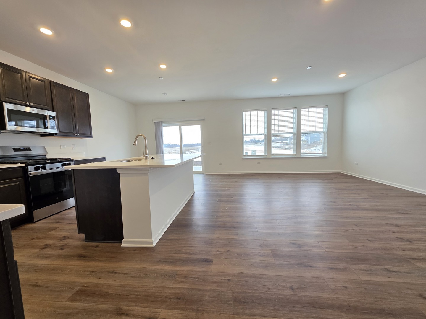 458 Hathaway Lane, Oswego, IL 60543