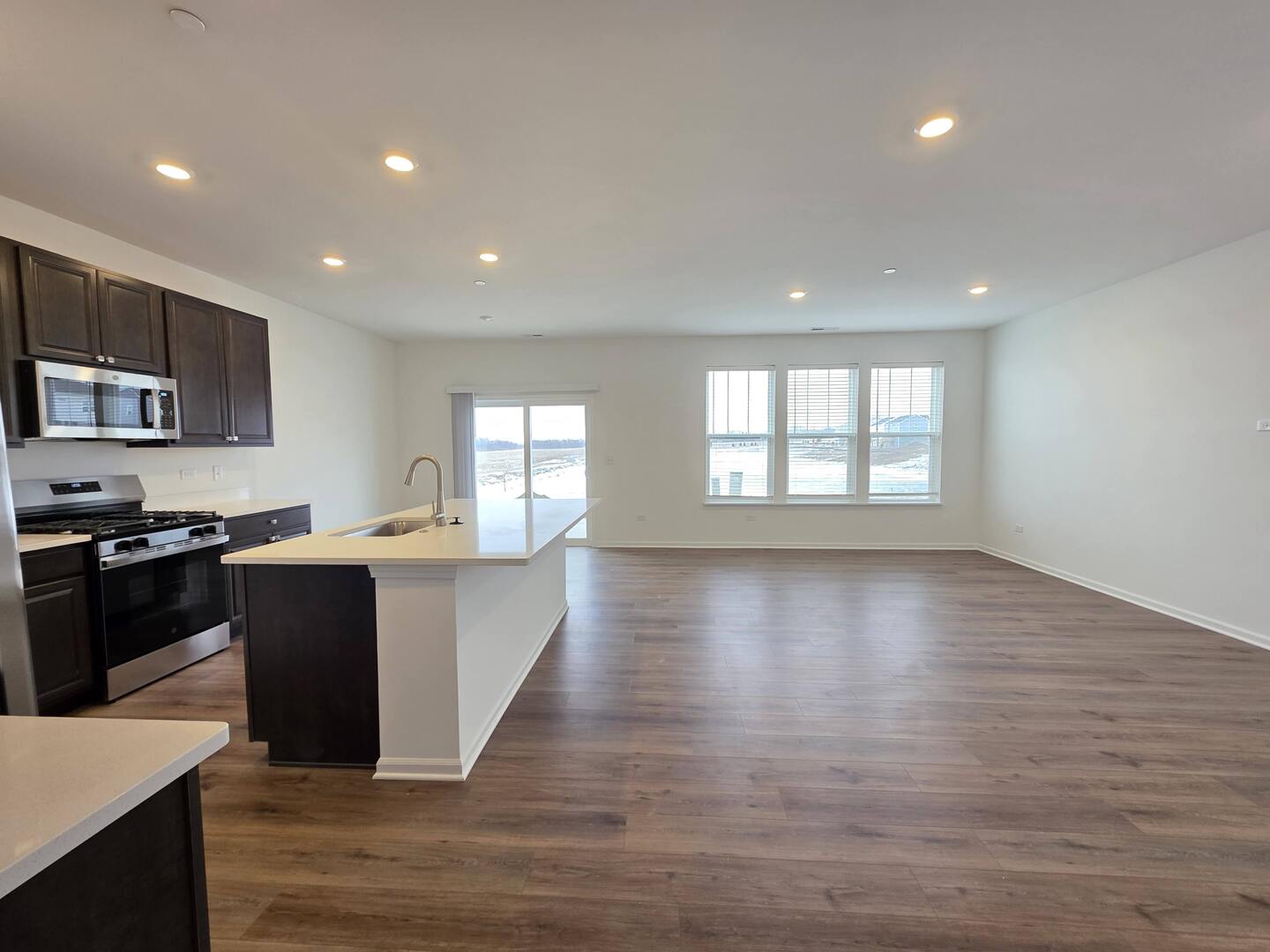 458 Hathaway Lane, Oswego, IL 60543