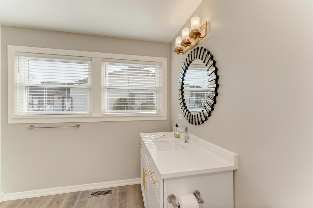 935 Elmwood Lane, Elk Grove Village, IL 60007