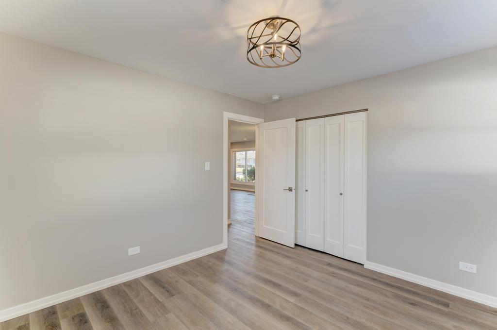 935 Elmwood Lane, Elk Grove Village, IL 60007