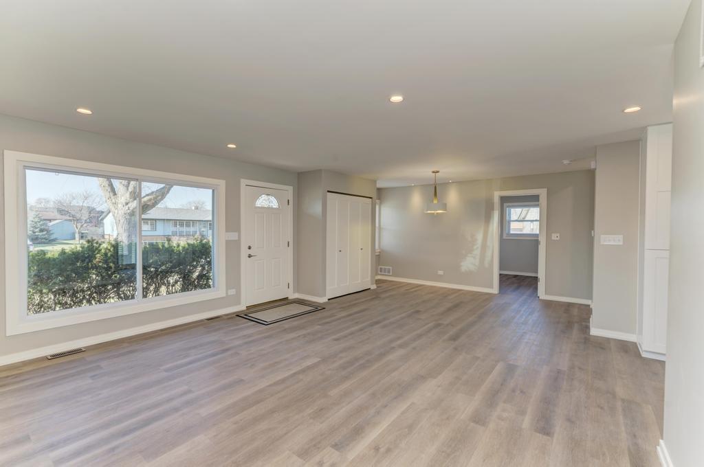 935 Elmwood Lane, Elk Grove Village, IL 60007