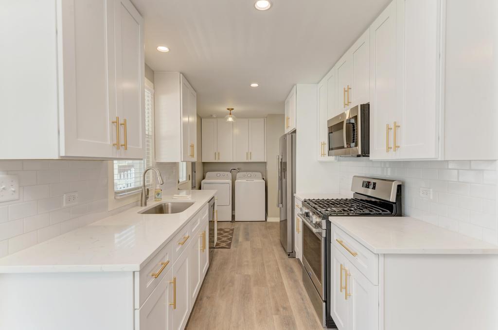 935 Elmwood Lane, Elk Grove Village, IL 60007