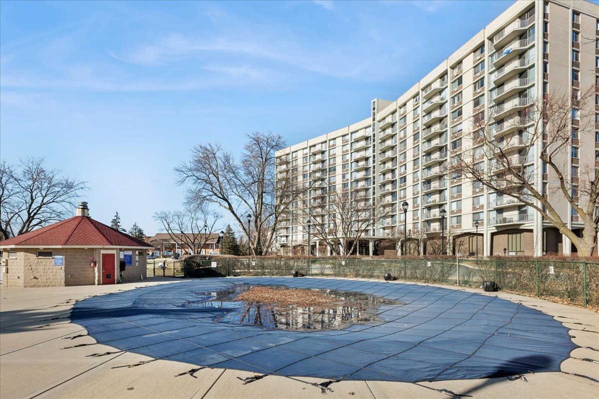 40 N Tower Road #8F, Oak Brook, IL 60523