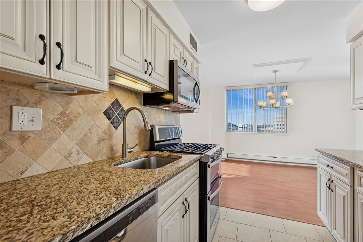 40 N Tower Road #8F, Oak Brook, IL 60523