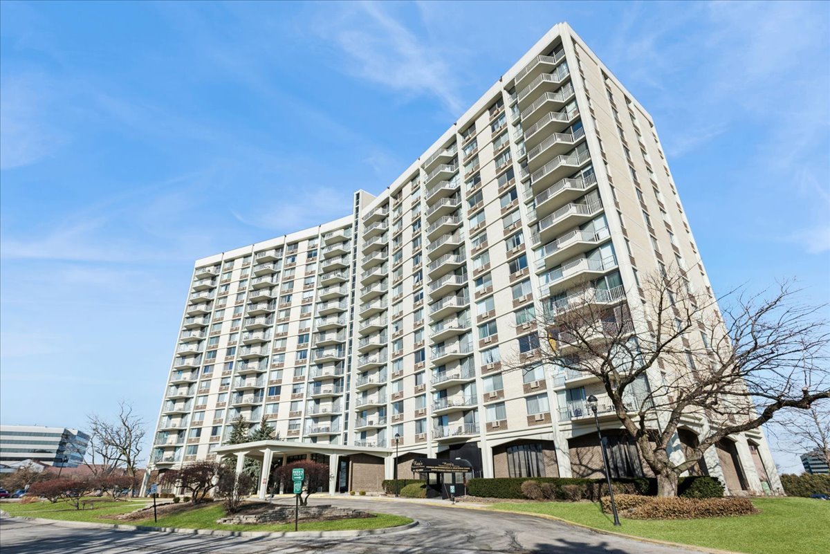 40 N Tower Road #8F, Oak Brook, IL 60523