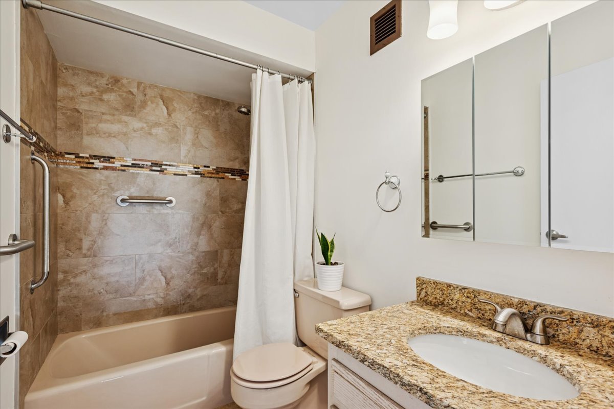 40 N Tower Road #8F, Oak Brook, IL 60523