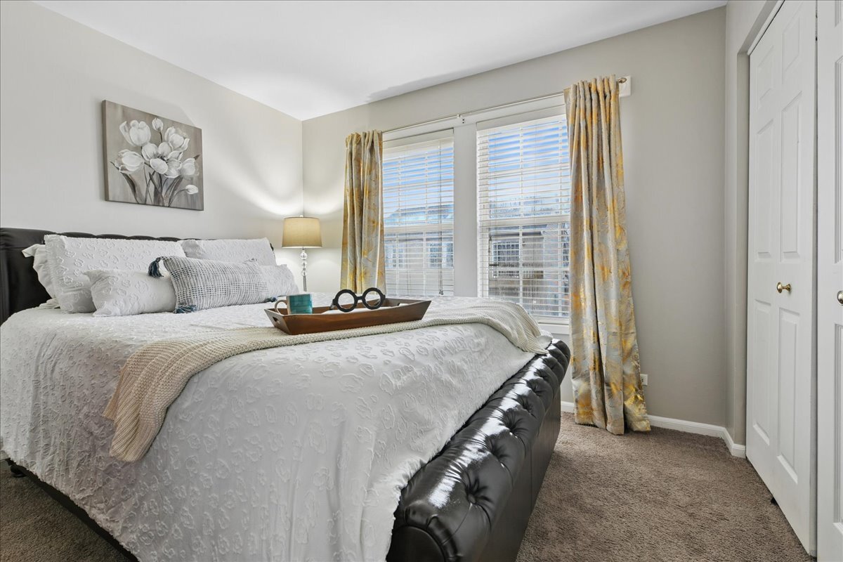 356 OGDEN FALLS Boulevard #356, Oswego, IL 60543