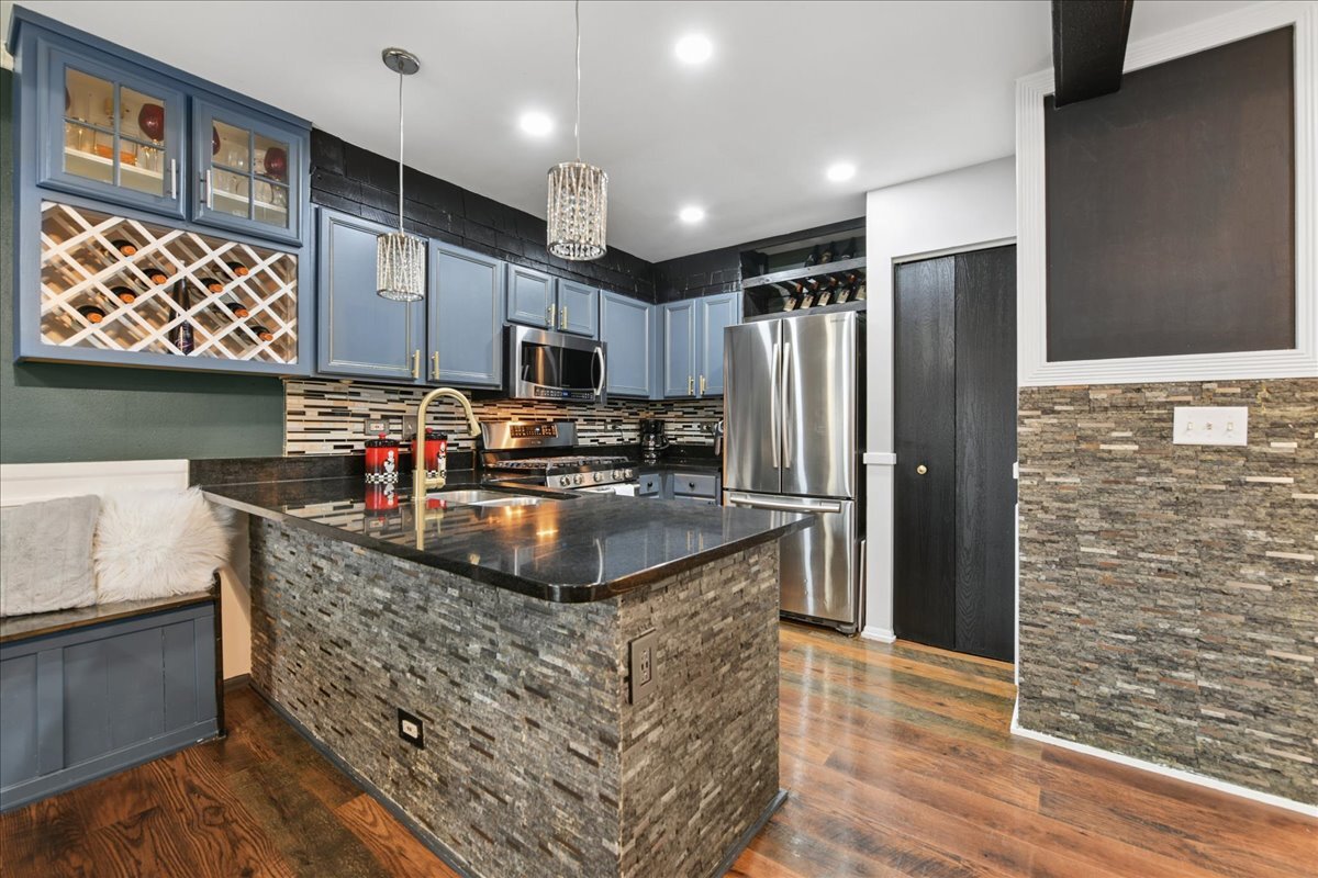 356 OGDEN FALLS Boulevard #356, Oswego, IL 60543