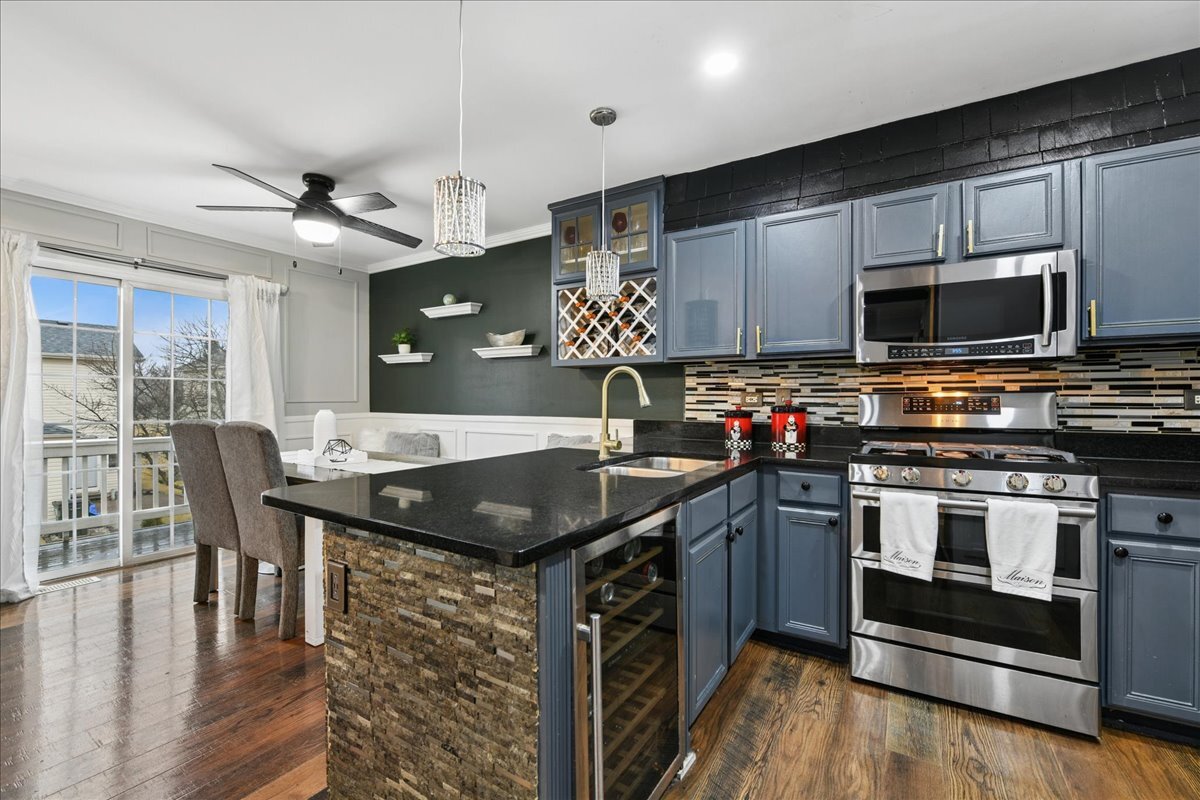 356 OGDEN FALLS Boulevard #356, Oswego, IL 60543