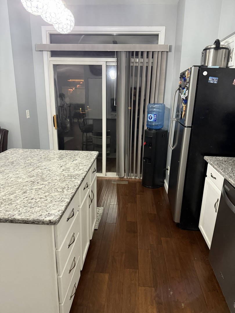 689 S Shannon Drive, Romeoville, IL 60446