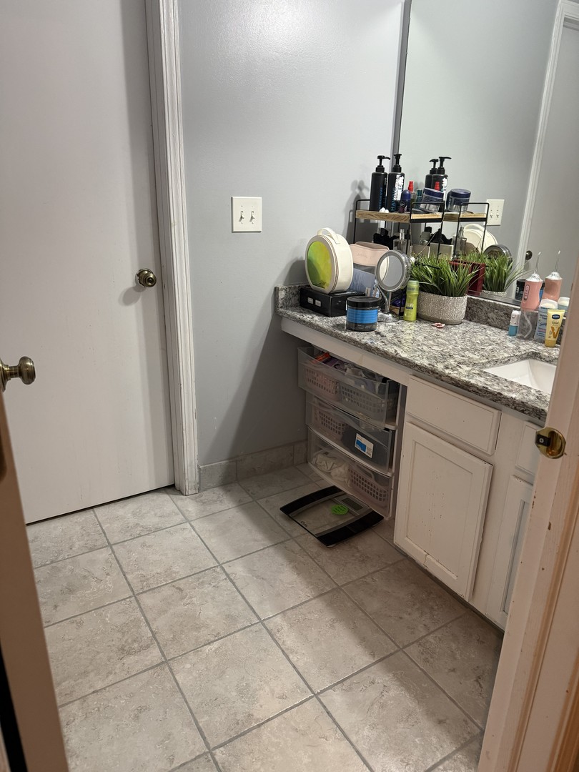 689 S Shannon Drive, Romeoville, IL 60446