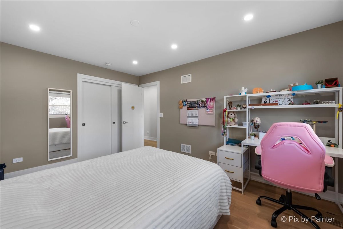 1214 E Suffield Drive, Arlington Heights, IL 60004