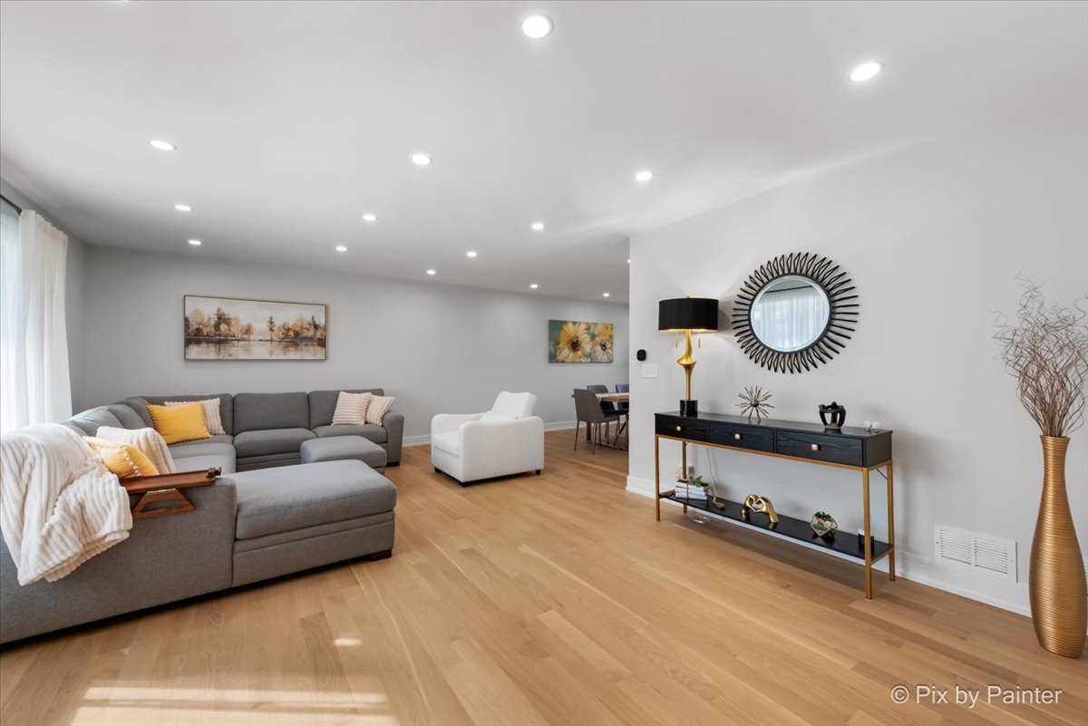 1214 E Suffield Drive, Arlington Heights, IL 60004