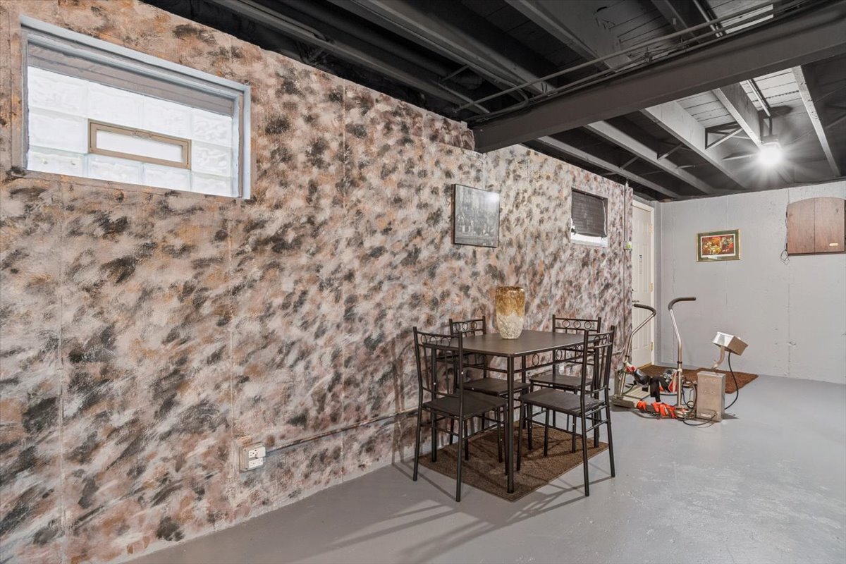 1109 S Edson Avenue, Lombard, IL 60148