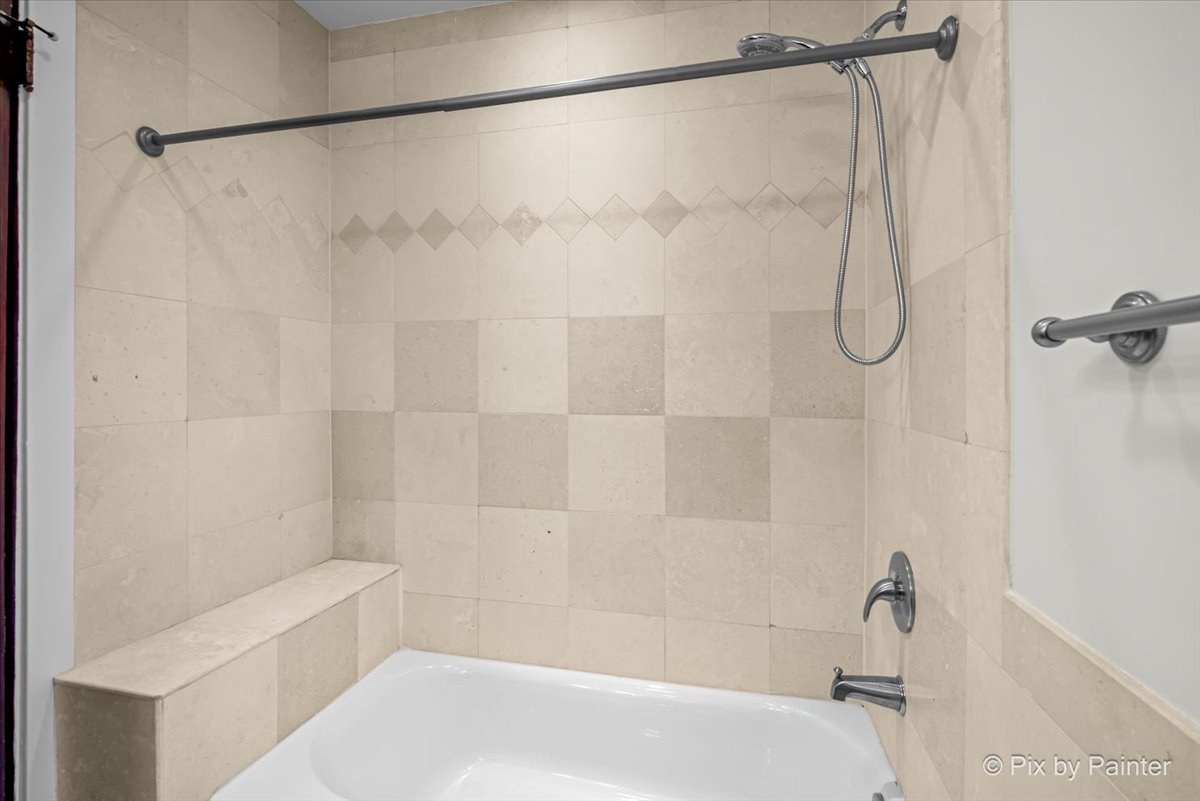 2352 W Wilson Avenue #2E, Chicago, IL 60625