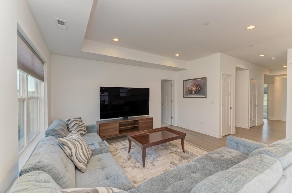 257 N MASTERS Drive, Addison, IL 60101