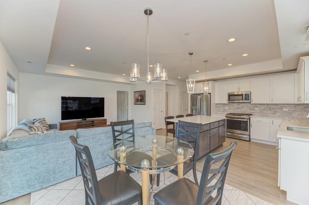 257 N MASTERS Drive, Addison, IL 60101