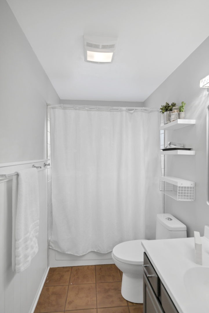 1809 Maplewood Court, Lindenhurst, IL 60046