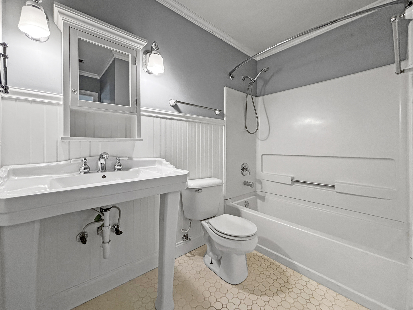 817 Blue Spruce Court, Lindenhurst, IL 60046