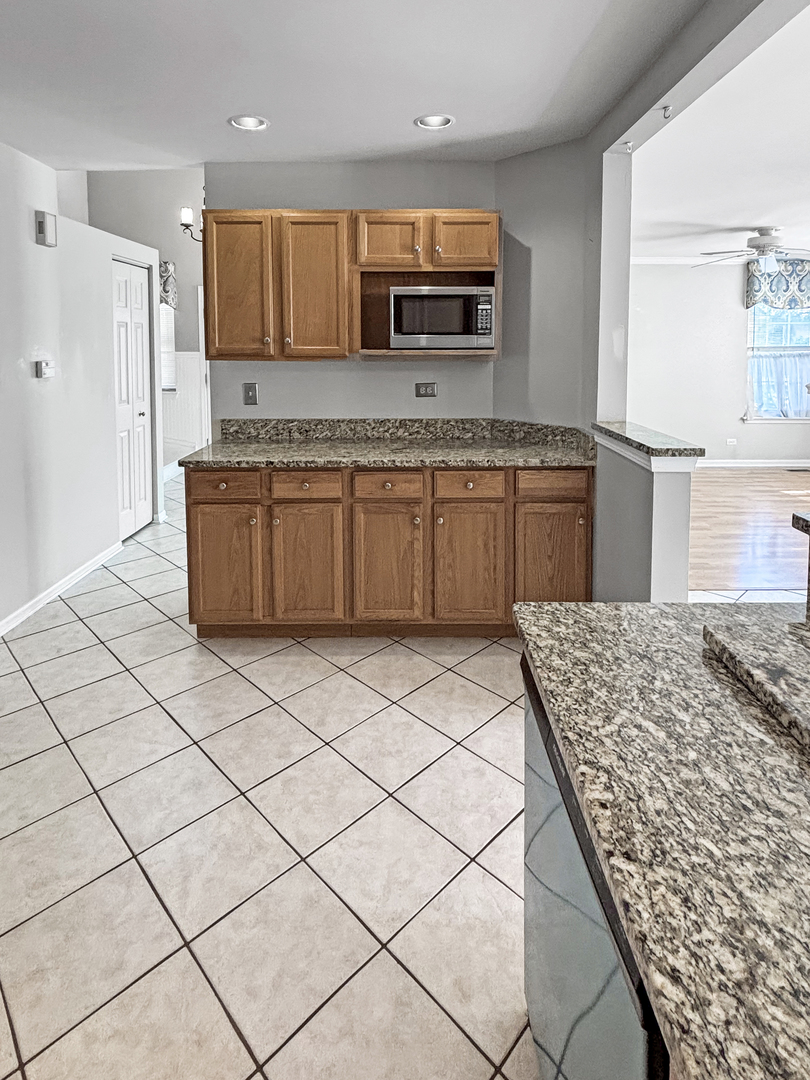 817 Blue Spruce Court, Lindenhurst, IL 60046