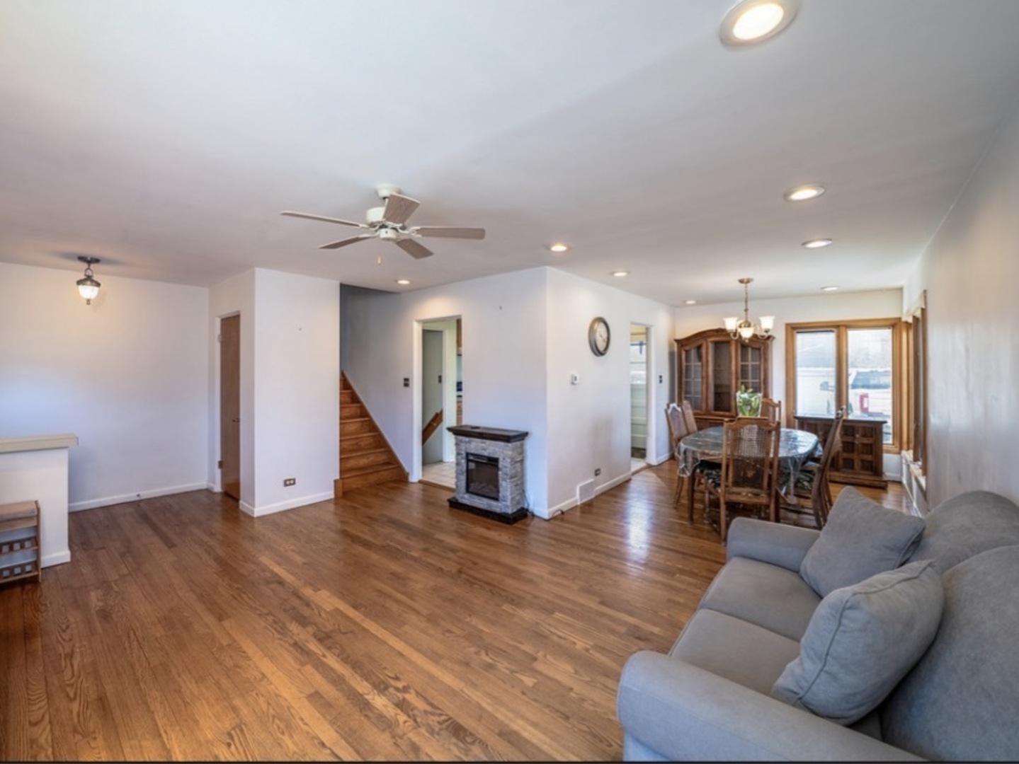 4715 W Lake Avenue, Glenview, IL 60025