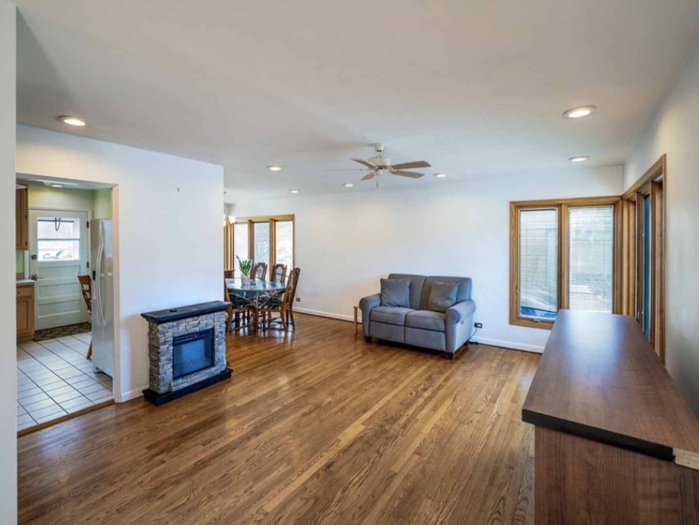 4715 W Lake Avenue, Glenview, IL 60025