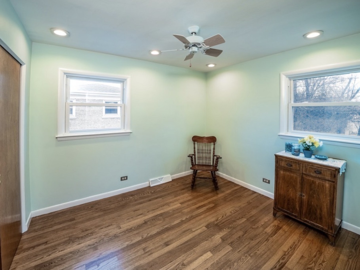 4715 W Lake Avenue, Glenview, IL 60025