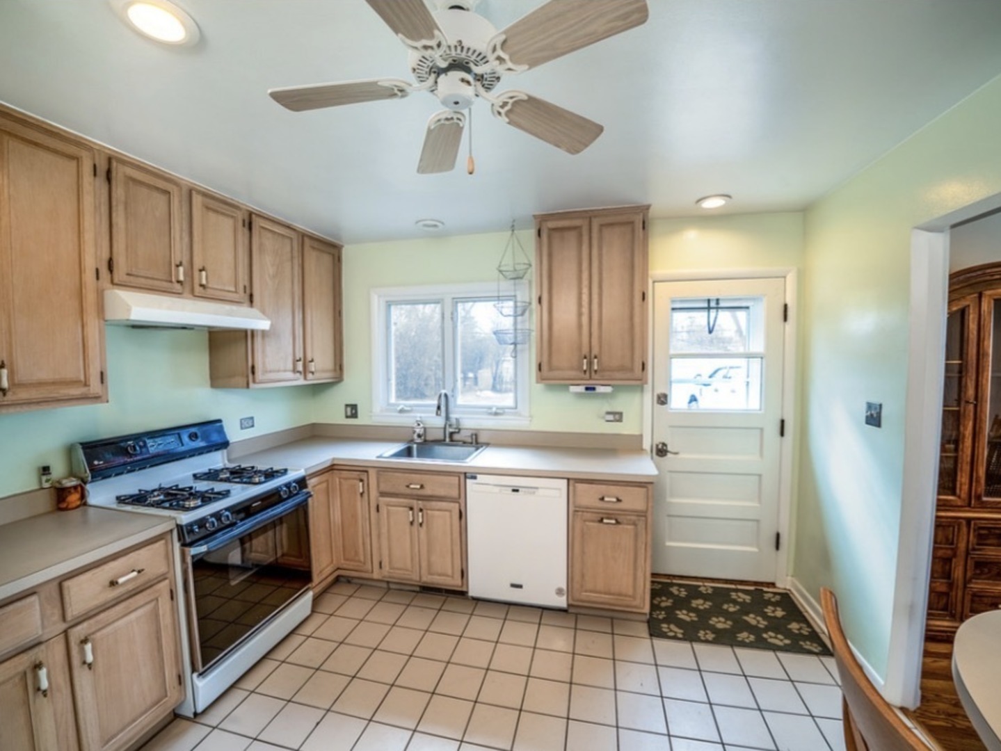 4715 W Lake Avenue, Glenview, IL 60025