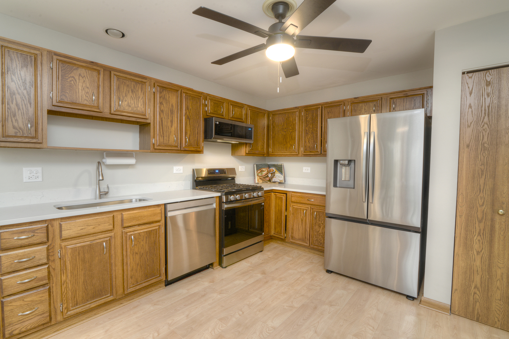 461 Canterbury Drive #461, Carol Stream, IL 60188