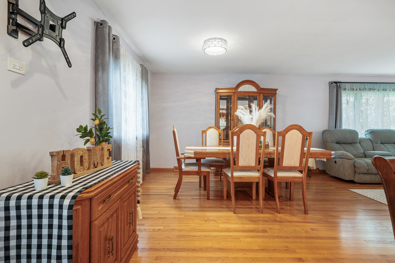 8832 Pleasant Avenue, Hickory Hills, IL 60457