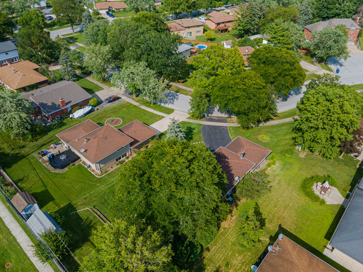 8832 Pleasant Avenue, Hickory Hills, IL 60457