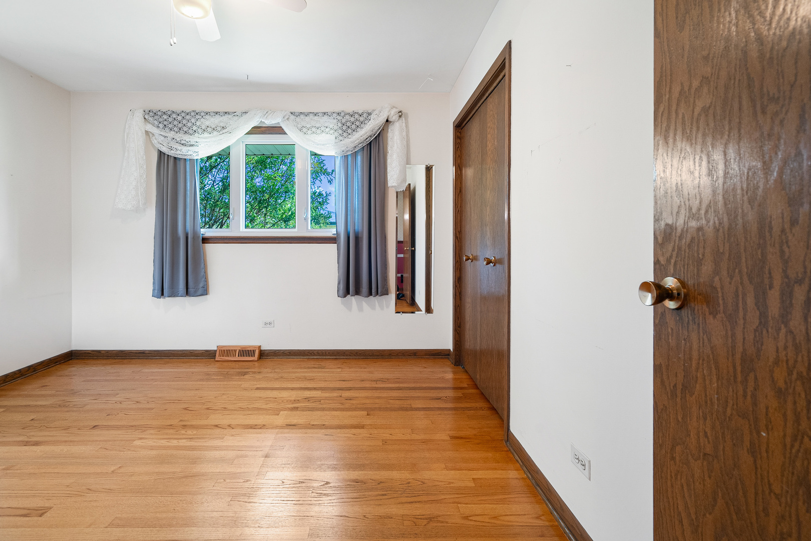 8832 Pleasant Avenue, Hickory Hills, IL 60457