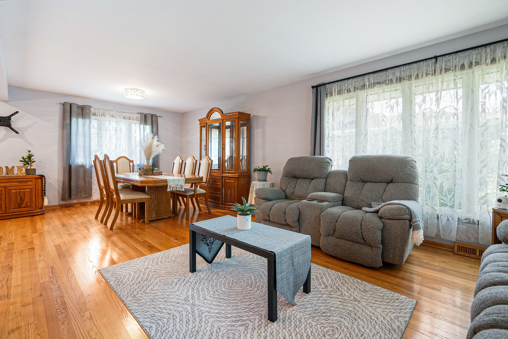 8832 Pleasant Avenue, Hickory Hills, IL 60457