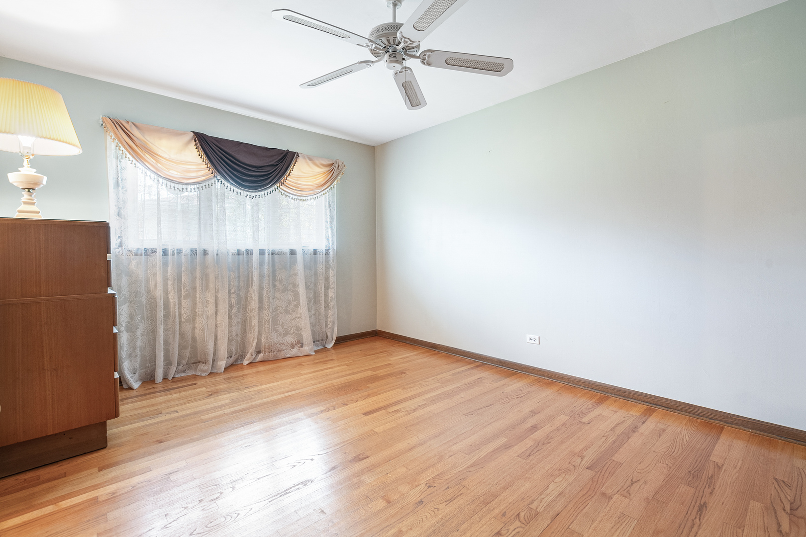 8832 Pleasant Avenue, Hickory Hills, IL 60457