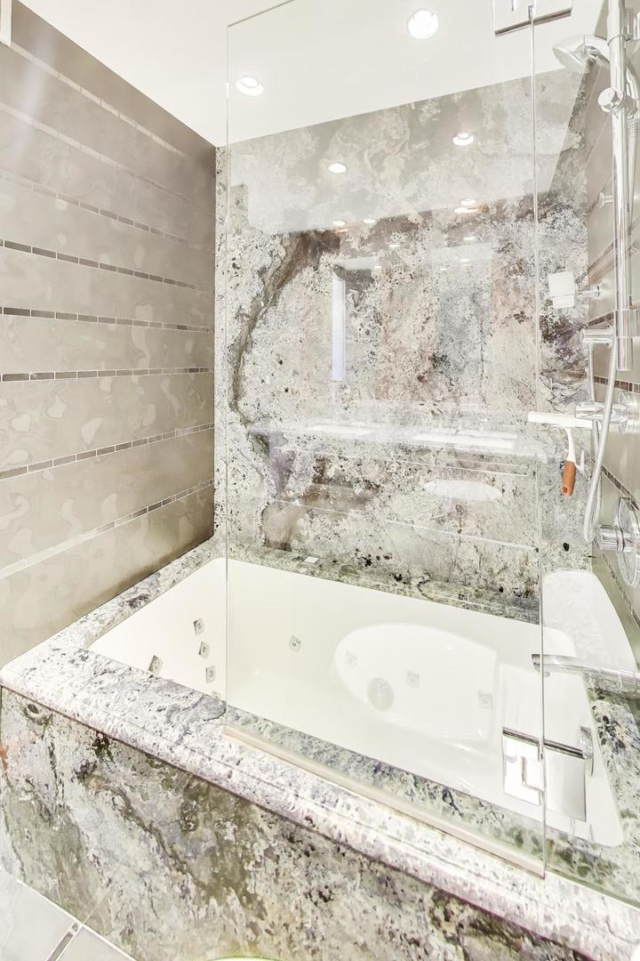 1450 N Astor Street #9C, Chicago, IL 60610