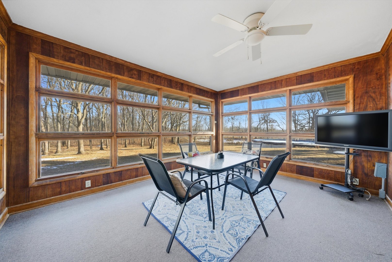 1834 Wolverine Road, Dixon, IL 61021