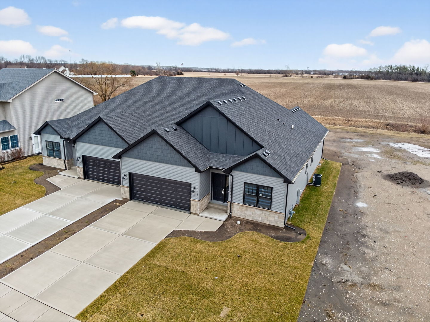 1175 S Farmstone Drive, Diamond, IL 60416