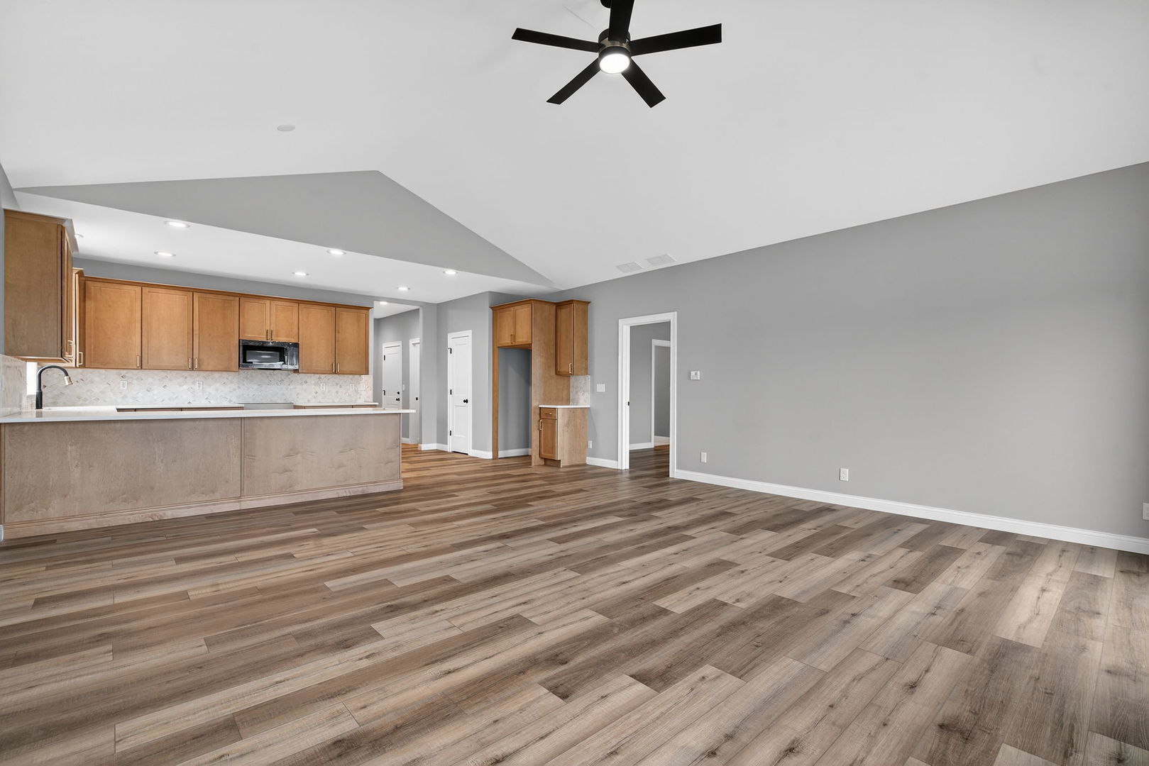 1175 S Farmstone Drive, Diamond, IL 60416