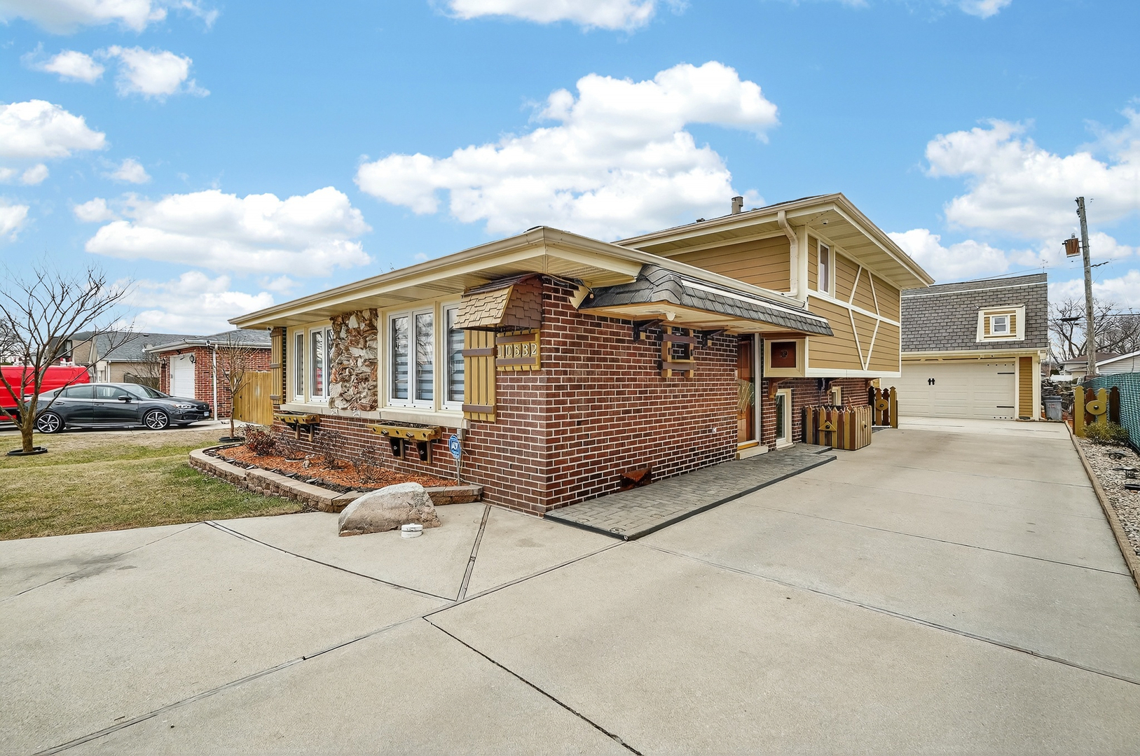 10532 S 80th Court, Palos Hills, IL 60465