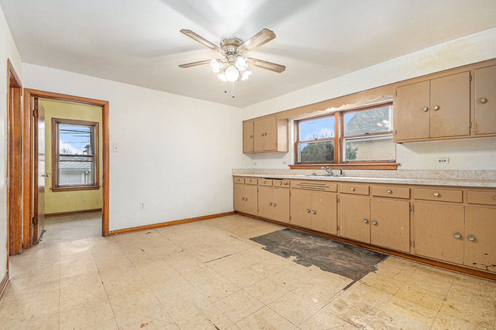 5232 S Lotus Avenue, Chicago, IL 60638