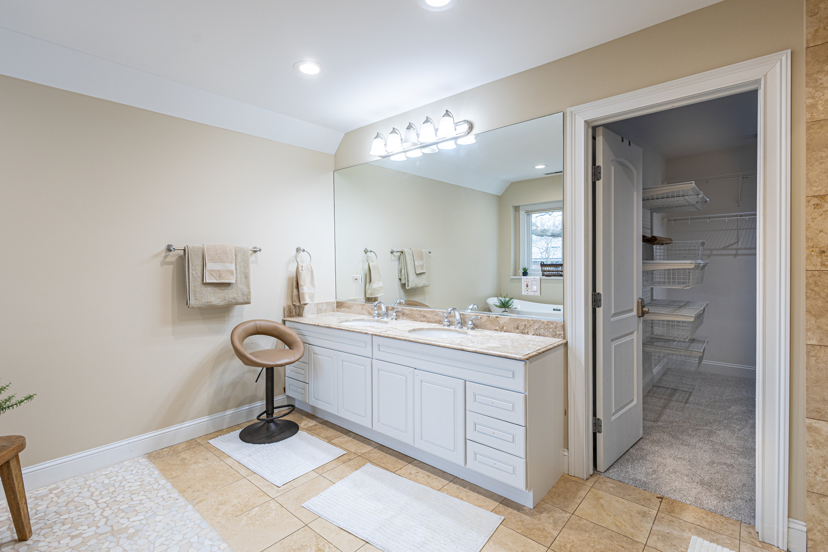 6441 Blackhawk Trail, Indian Head Park, IL 60525