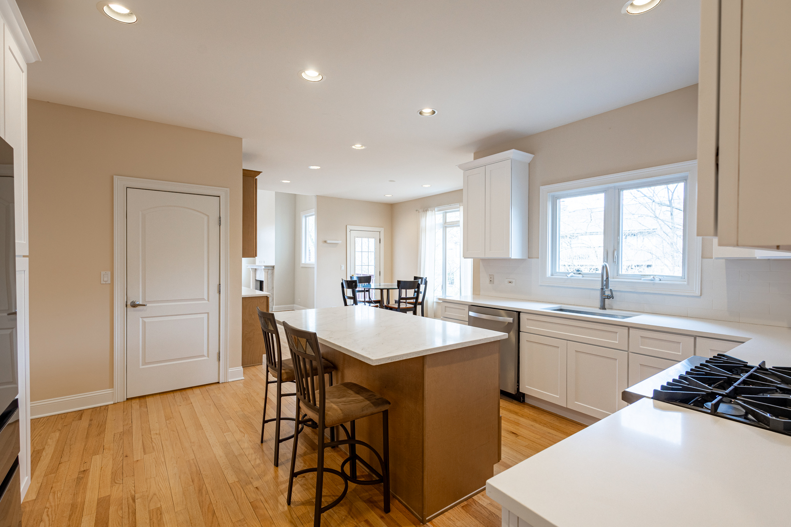 6441 Blackhawk Trail, Indian Head Park, IL 60525