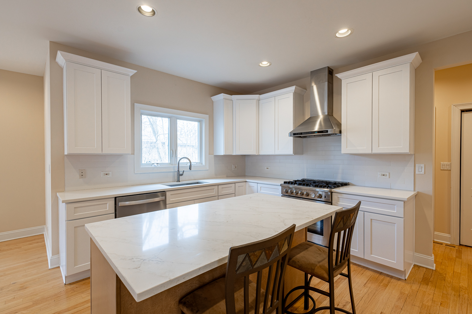 6441 Blackhawk Trail, Indian Head Park, IL 60525