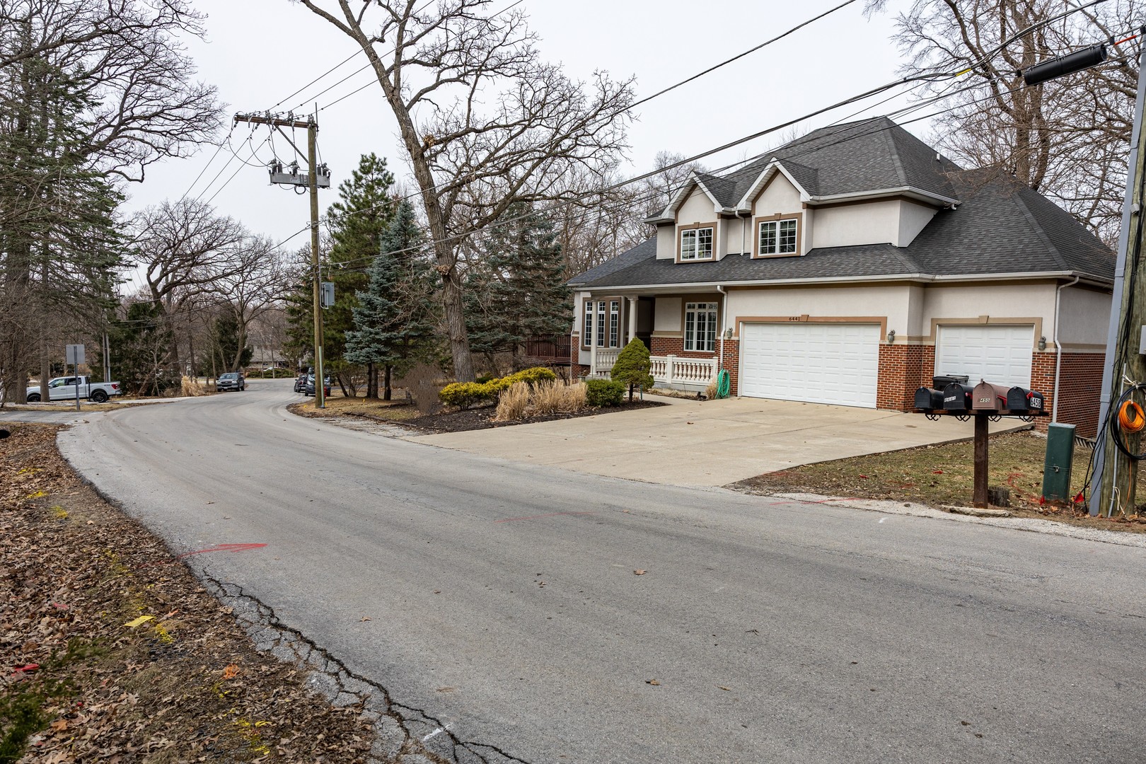 6441 Blackhawk Trail, Indian Head Park, IL 60525