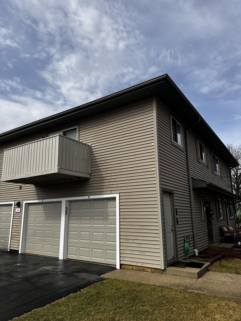 2S739 Winchester Circle #4, Warrenville, IL 60555
