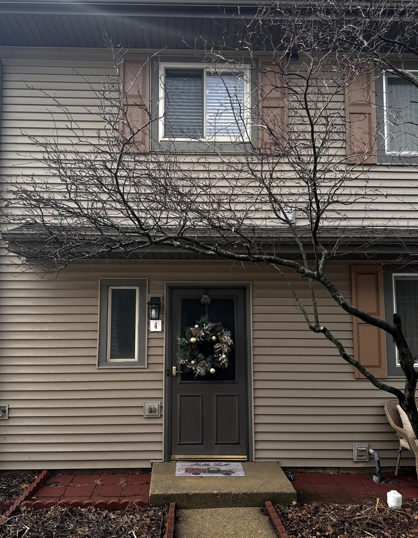 2S739 Winchester Circle #4, Warrenville, IL 60555